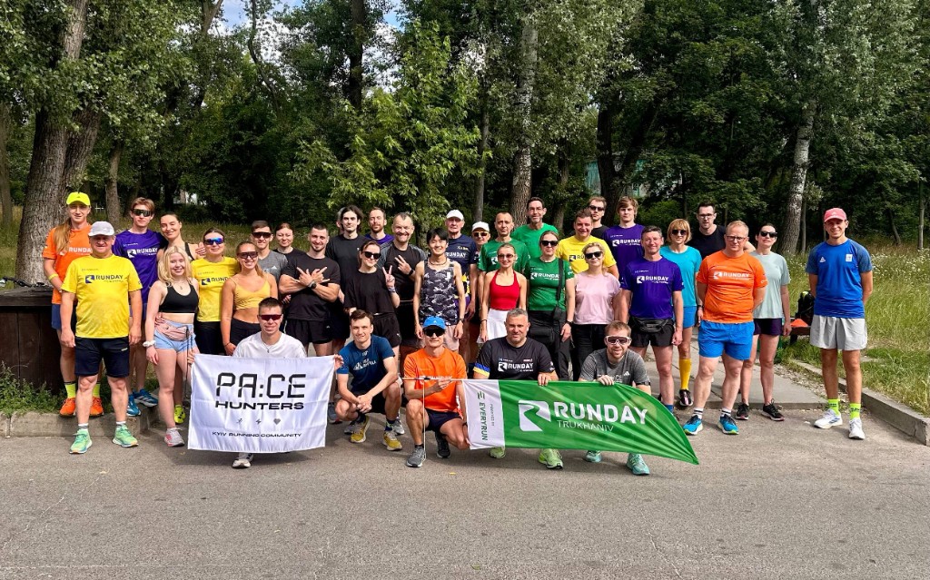Large group of happy runners at Trukhaniv Park, Kyiv